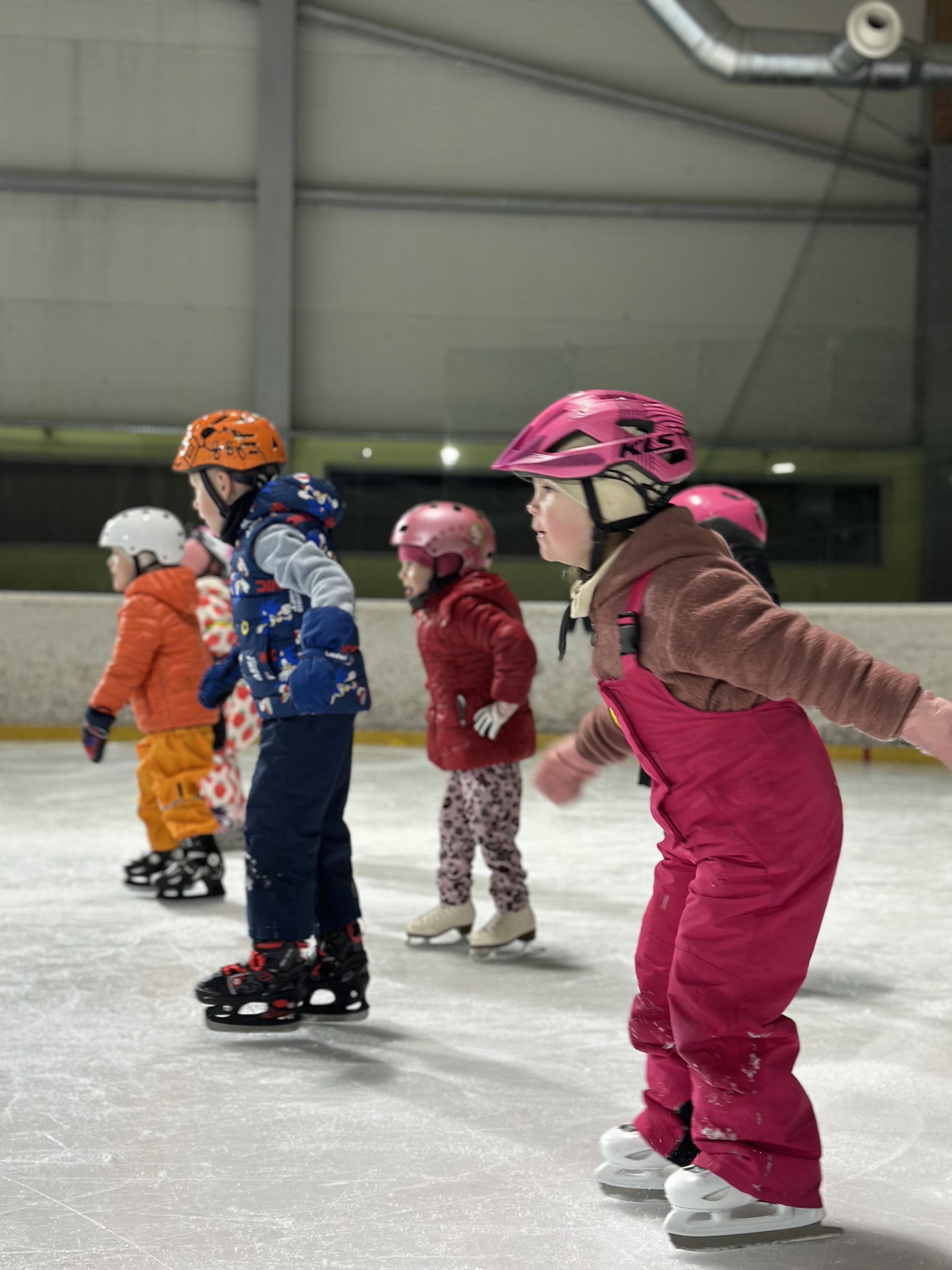 Dzieci uczestniczące w programie Aktywne Wakacje z ICEskatERA podczas zajęć sportowych.